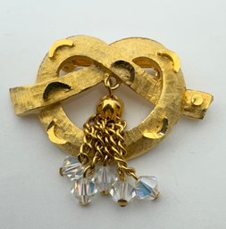 GOLD TONE ETCHED BROOCH WITH 5 DANGLING CRYSTALS ON CHAINS