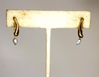 14K Gold Pierced Earrings Having Cultured Pearls