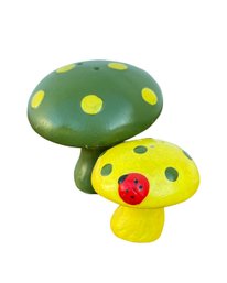 VINTAGE MUSHROOM V.G. JAPAN GREEN AND YELLOW CERAMIC SALT & PEPPER SHAKERS