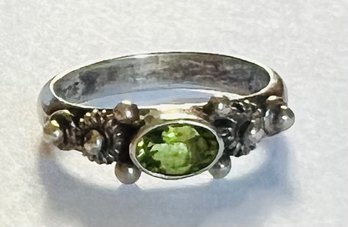 VINTAGE STERLING SILVER PERIDOT DECORATIVE BAND RING