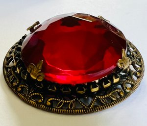 VINTAGE GOLD TONE LARGE FACETE RED GLASS CENTER BROOCH