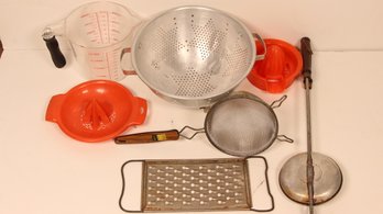 LARGE LOT OF VINTAGE KITCHEN ACCESSORIES INCLUDING A NEW OLD STOCK ECKO STRAINER