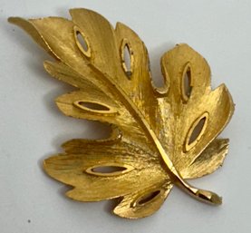 VINTAGE SIGNED BSK GOLD TONE TEXTURED LEAF BROOCH