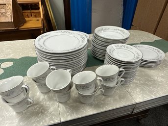 Dinnerware Forget Me Not From Japan  64 Pcs.