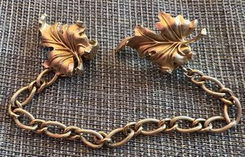VINTAGE SIGNED CROWN TRIFARI GOLD TONE SWEATER CLIP