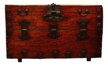 Varnished Distress Wood Trunk Table With Metal Latch Hardware