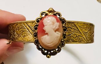 VINTAGE GOLD TONE MOLDED CAMEO BRACELET