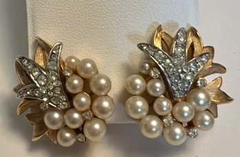 VINTAGE CROWN TRIFARI GOLD TONE RHINESTONE AND FAUX PEARLS CLIP ON EARRINGS