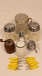 LOT OF VINTAGE KITCHEN ACCESSORIES