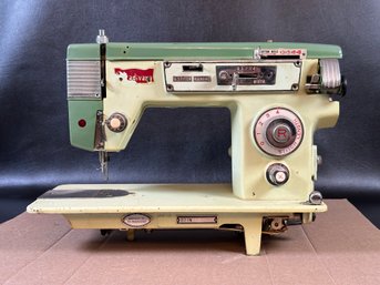 Vintage Sewing Machine: Stradivaro Super DeLuxe