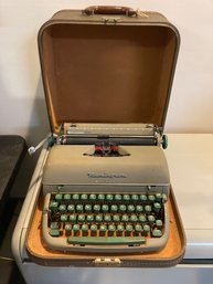 Remington Quiet Typewriter With Case And Key