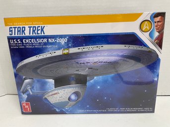 AMT Star Trek , U.S.S Excelsior NX-2000 . 1/1000 Scale Model Kit (#9)