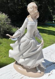 Majestic LLADRO 'cinderella The Lost Slipper' #4828 (1972-98) 9-3/4' Tall X 6' Wide