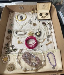Huge Lot Of Jewelry Ear Rings, Necklaces, Bracelets, Pins, Key Chains, Bangles, Pendants. Tom - A4