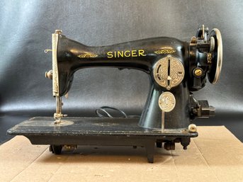 Vintage Sewing Machine: Singer