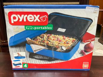 NEW IN BOX Pyrex Portables  ~ 9 X 13 Insulated Food Carrier