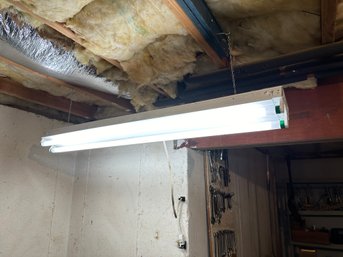 Florescent Shop Lamp With Extra Set Of Bulbs