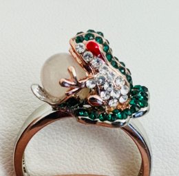 CUTE SILVER PLATED RHINESTONE FROG HOLDING BALL RING