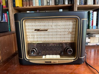 Grundig Classic International Vintage AM/FM Radio - Works