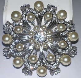 GORGEOUS SIGNED NOLAN MILLER RHINESTONE FAUX PEARL BROOCH 2.5' WIDE