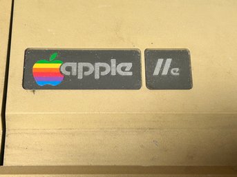 Historic  1983  Apple 2e  TESTED