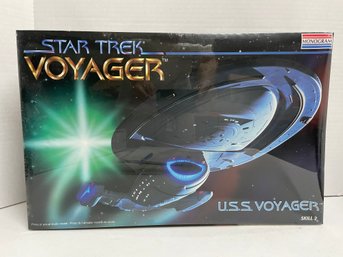 Monogram ,star Trek U.S.S Voyager Ship Model Kit (#48)