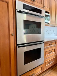 A Thermador 30' Stainless Steel Double Oven