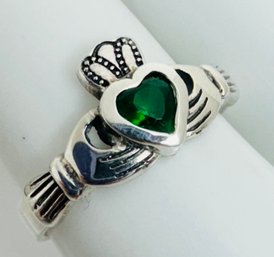 HALLMARKED STERLING SILVER CLADDAGH AND GREEN STONE RING