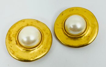 VINTAGE SIGNED PEP ERWIN PEARL MATTE GOLD TONE FAUX PEARL CLIP-ON EARRINGS