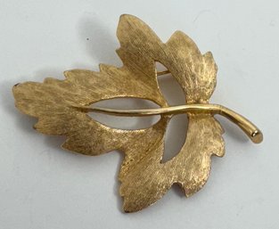 VINTAGE SIGNED HEDY GOLD TONE CUT OUT LEAF BROOCH