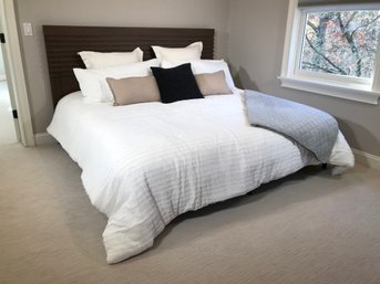 Fantastic Like New $5,500 LILLIAN AUGUST King Size Bed SERTA / MAJESTY - Complete With All Bedding & Pillows !