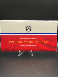 Beautiful 1987 D & P United States Mint Set