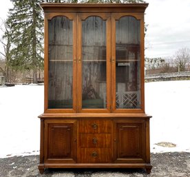 A Fine Quality Vintage China Cabinet In Neoclassical Style By Henredon