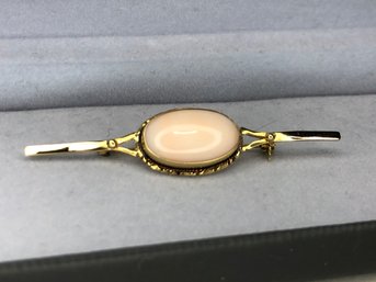 Very Pretty Vintage HOWLITE Pin - All 14K Yellow Gold - Very Nice Vintage Piece - Pretty Details - Nice !