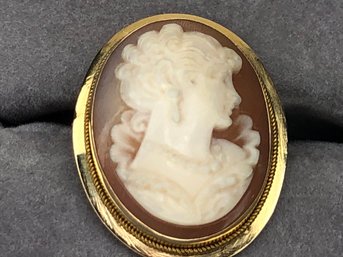 Beautiful Antique Hand Carved Cameo Pin In 18K Gold - Lovely Details - Very Well Done - Probably Italianb