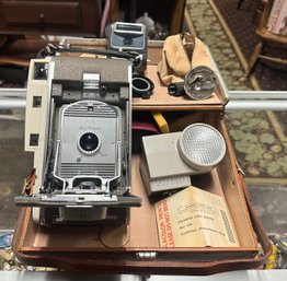 Polaroid Land Camera The 800, Wink Light, Photoelectric Shutter, Untested Extra Accessories  Case. 212- D4