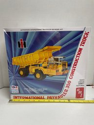 AMT, International Payhauler 350 . 1/25 Scale Model Kit (#102)