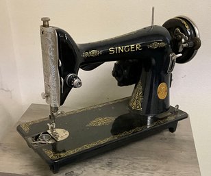 Vintage  Singer Sewing Machine ~ Model 66-16 ~  (A)