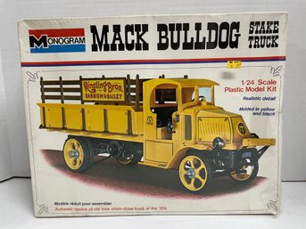 Monogram, Vintage 1973, Mack Bulldog Stake Truck .1/24 Scale Model Kit (#117)