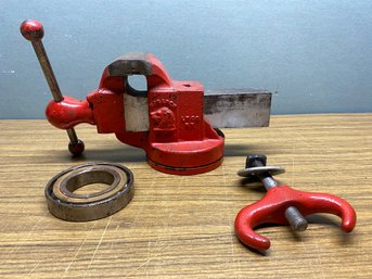 Vintage Monarch Lion Head No. 214 Bench Vise With Original Red Paint. 3 1/2' Jaws. L. T. Co. N.Y.