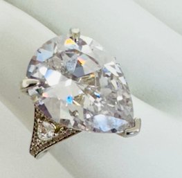 STUNNING LARGE STERLING SILVER RUNWAY STYLE PEAR SHAPED CZ RING WITH CZ SIDES - LOTS OF SPARKLE!
