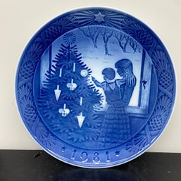 Royal Copenhagen 1981 Christmas Tree Plate 7in Chip And Flear Bite Free