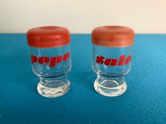 GLASS SALT AND PEPPER SET