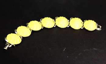 SIGNED LISNER GOLD TONE YELLOW PLASTIC LINK BRACELET 1960S