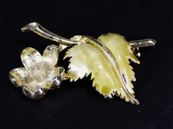 VINTAGE GOLD TONE LIGHT ENAMEL FLOWER AND LEAF BROOCH