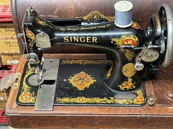 Antique 1914,portable Singer Sewing Machine.