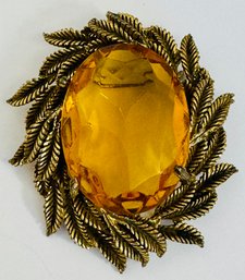 LARGE VINTAGE GOLD TONE FACETED AMBER GLASS BROOCH - PRETTY