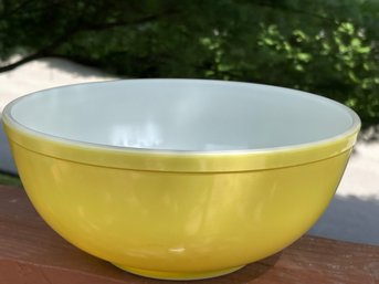 Vintage Pyrex Canary Yellow Nesting Mixing Bowl 4 QT No Chips