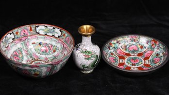 MIXED LOT OF VINTGE HAND PAINTED PORCELAIN PIECES FROM HONG KONG