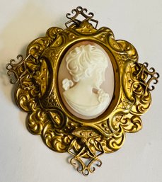 VINTAGE FANCY GOLD TONE CAMEO BROOCH